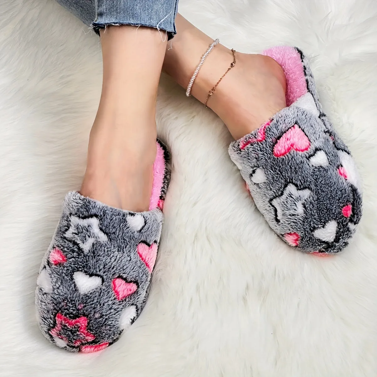 Cozy & Quiet Plush Women's Slippers - Warm, Non-Slip Indoor Shoes with Heart Pattern for Winter Comfort