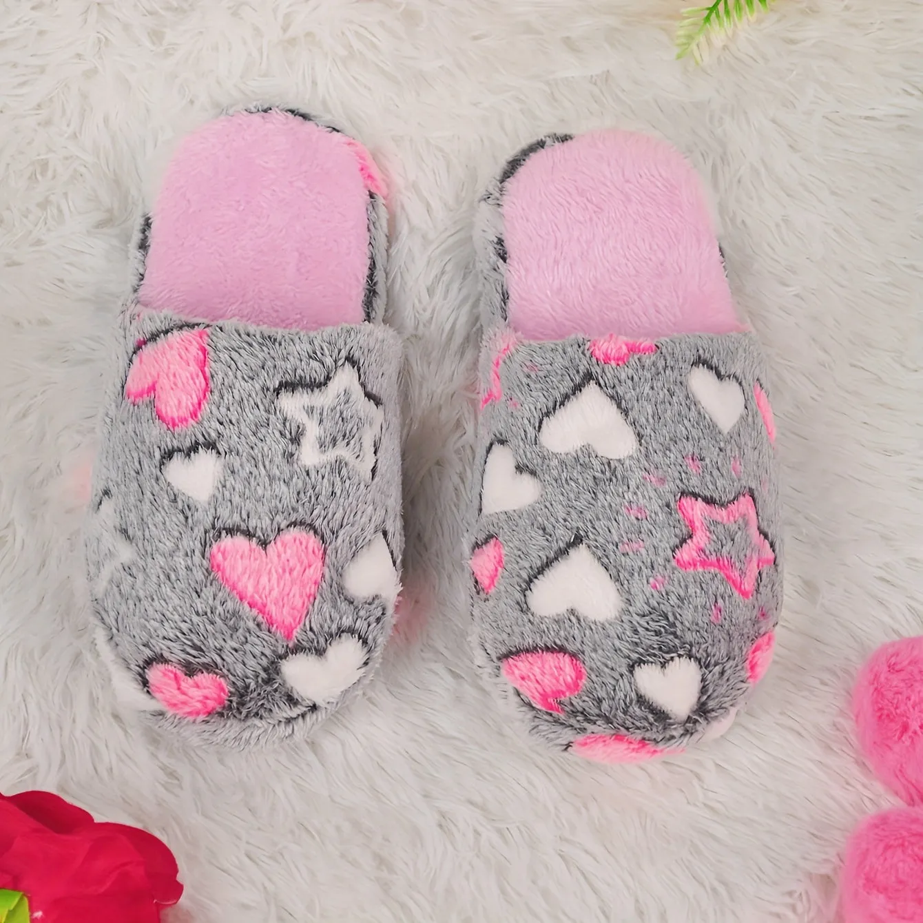 Cozy & Quiet Plush Women's Slippers - Warm, Non-Slip Indoor Shoes with Heart Pattern for Winter Comfort